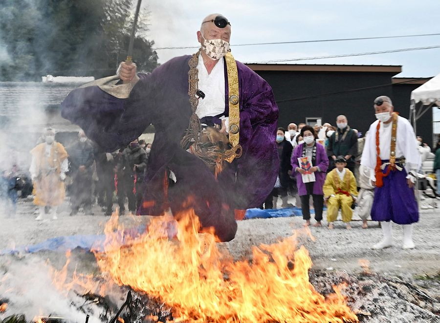 燃え上がる炎の中を素足で歩く僧侶（高知市北秦泉寺の弘法寺）