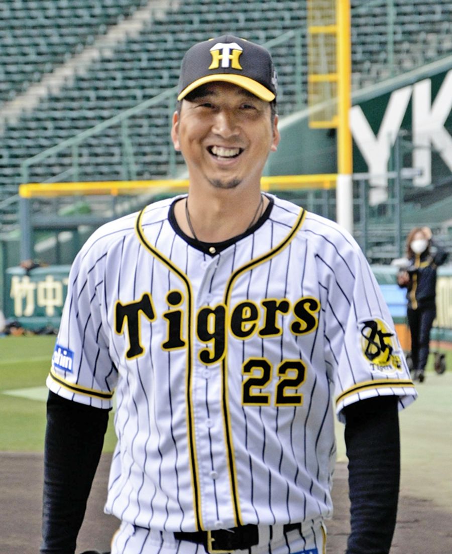 練習前に笑顔を見せる藤川球児（２０２０年３月、甲子園球場）