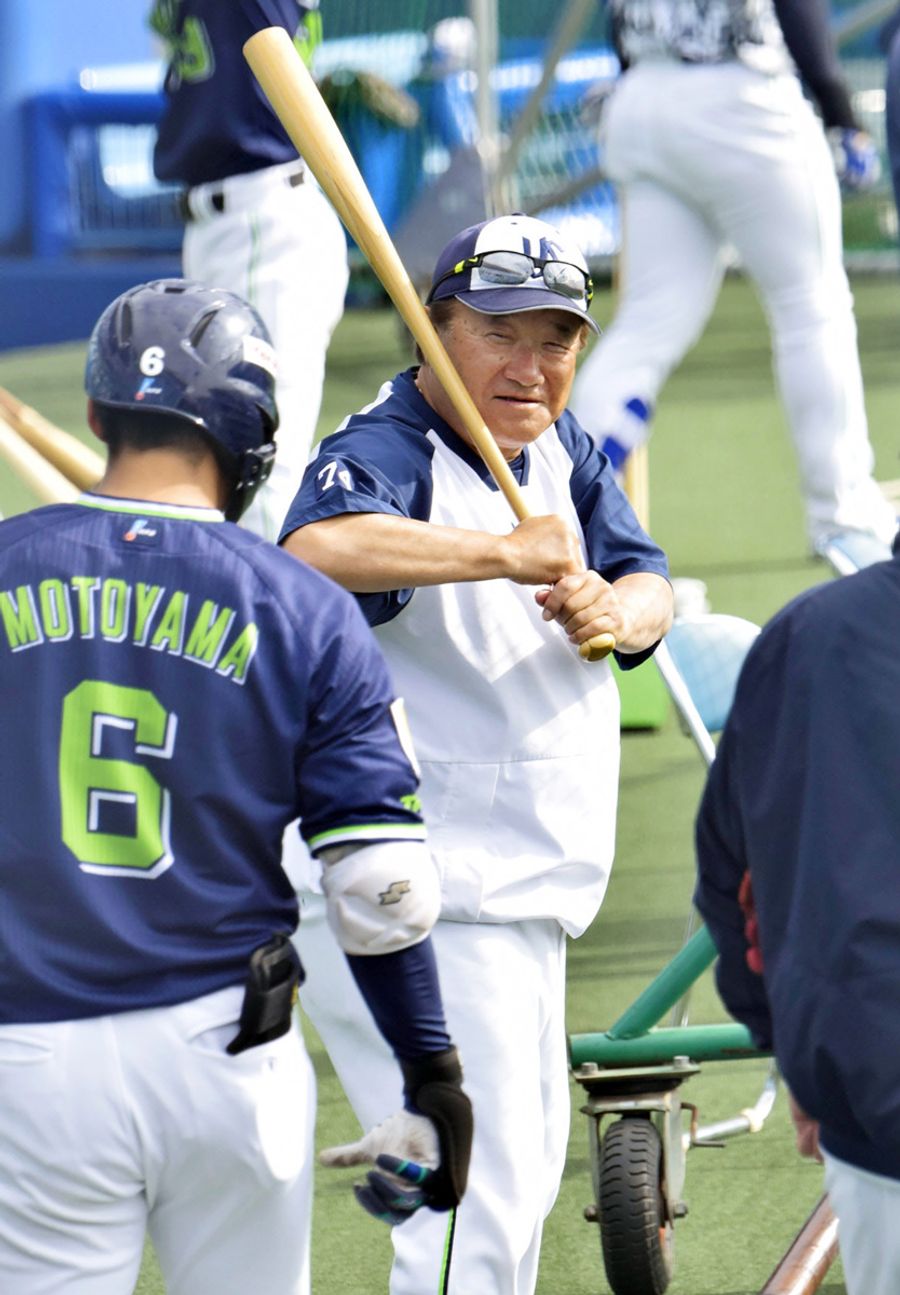 ヤクルト秋季キャンプで選手にアドバイスを送る杉村繁打撃コーチ（１１月１５日、松山市の坊っちゃんスタジアム）