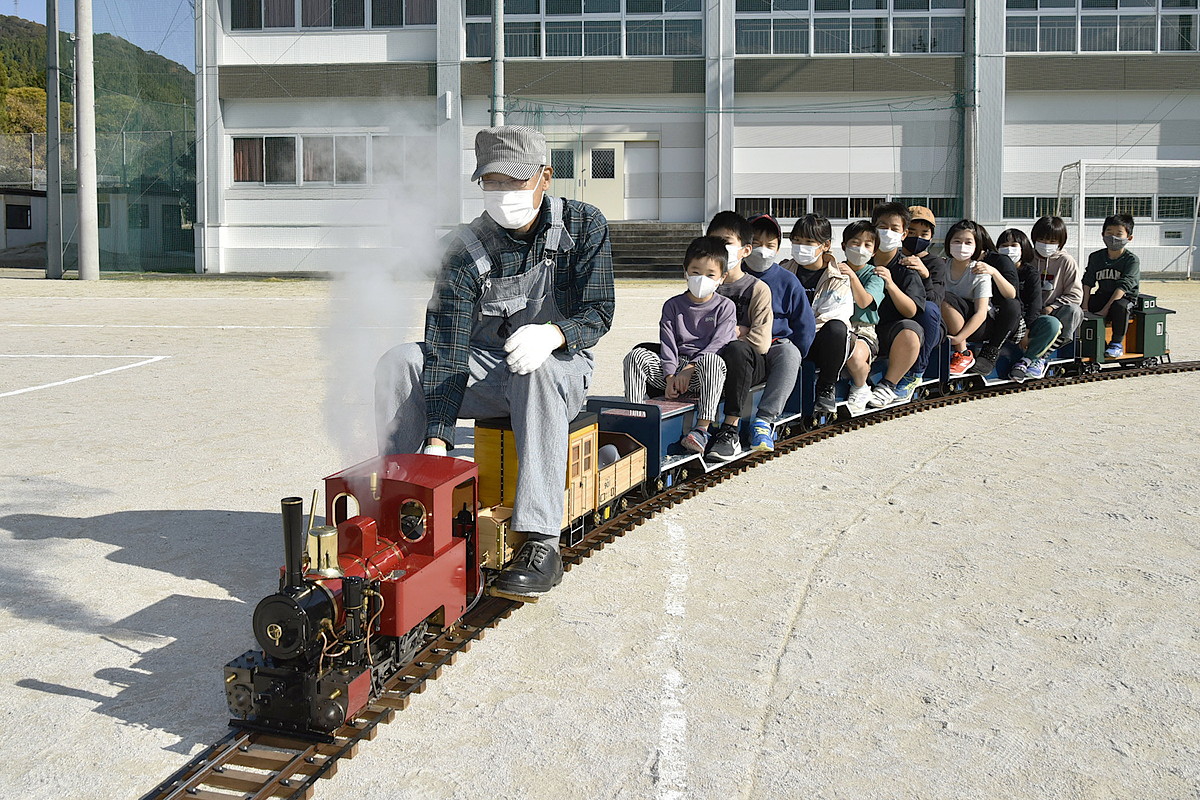 ミニSLにまたがり大興奮！高知県日高村で体験乗車 佐川町の男性が