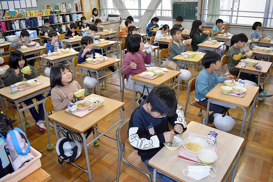 静かな給食の時間。友達との会話はなく、食器の音が響く（高知市神田の神田小）