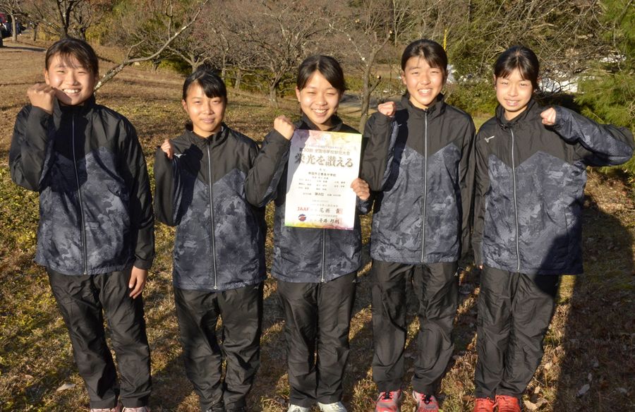 全国中学駅伝で県勢女子初入賞となる８位に入った香長のメンバー（滋賀県希望が丘文化公園）