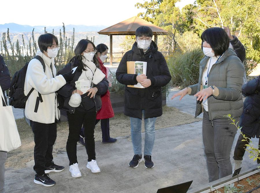 県立牧野植物園の職員から説明を受ける韓国・全羅南道の高校生たち（高知市五台山）