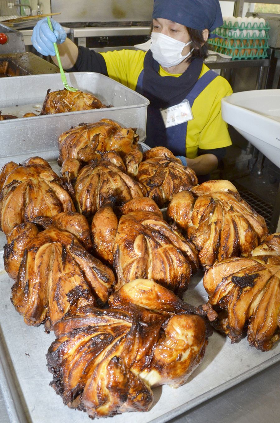 仕上げのたれを塗って完成。クリスマスを前に厨房は大忙し(四万十市のちきん館本店)