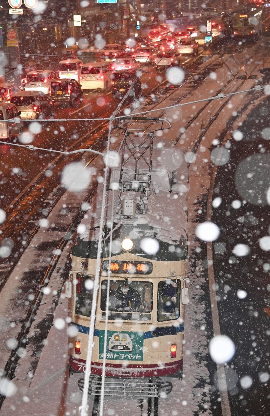 高知市大雪、堺町歩道橋から(２３日１７時５９分＝佐藤邦昭撮影）