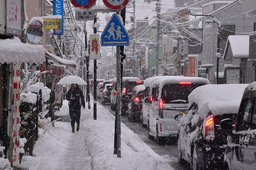 雪による渋滞も（高知市中万々）