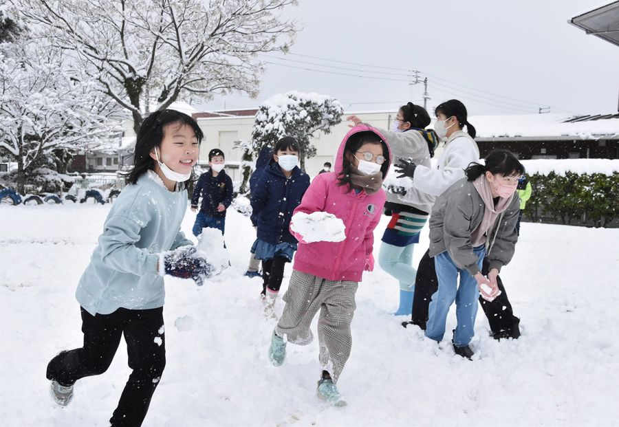 大雪の高知市、雪に大はしゃぎの児童たち。今日は終業式の日、１時限目は雪遊びの時間になりました（午前８時４４分、高知市枡形の第六小学校＝佐藤邦昭撮影）