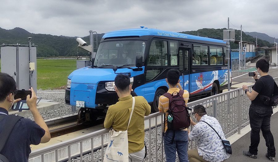 ＤＭＶを撮影する観光客。沿線観光への波及効果が望まれる（７月、徳島県海陽町の阿波海南駅）