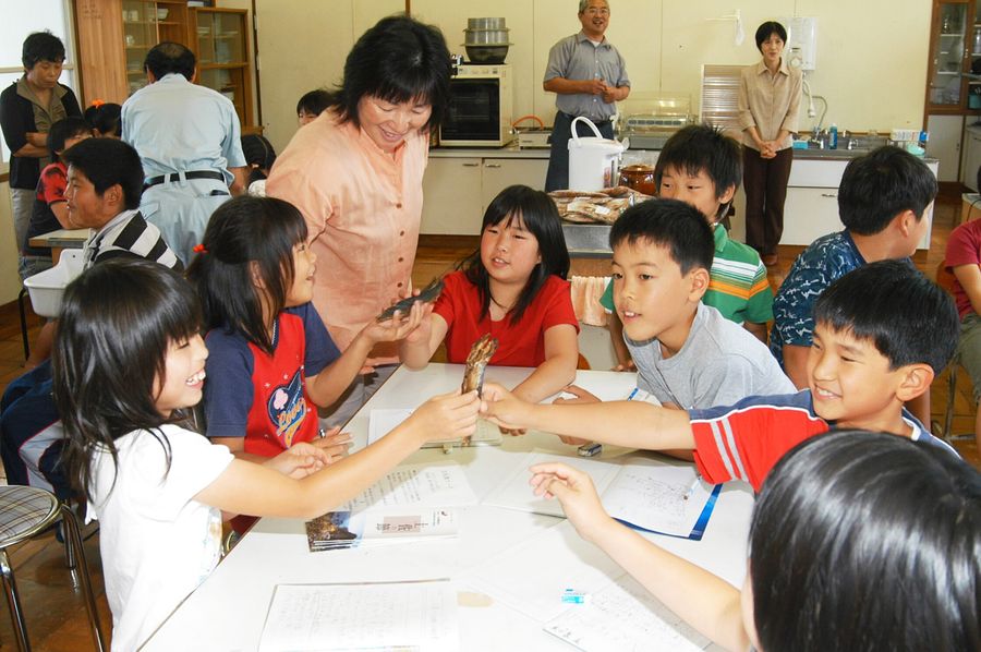 宗田節を用いた初の地域学習。節を手に取る児童たち（２００６年６月５日、土佐清水市の中浜小）