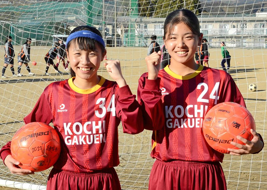 女子サッカーのＵ―１５トレーニング合宿に参加した高知中の大野羽愛＝左＝と中内咲那（高知市の同校）