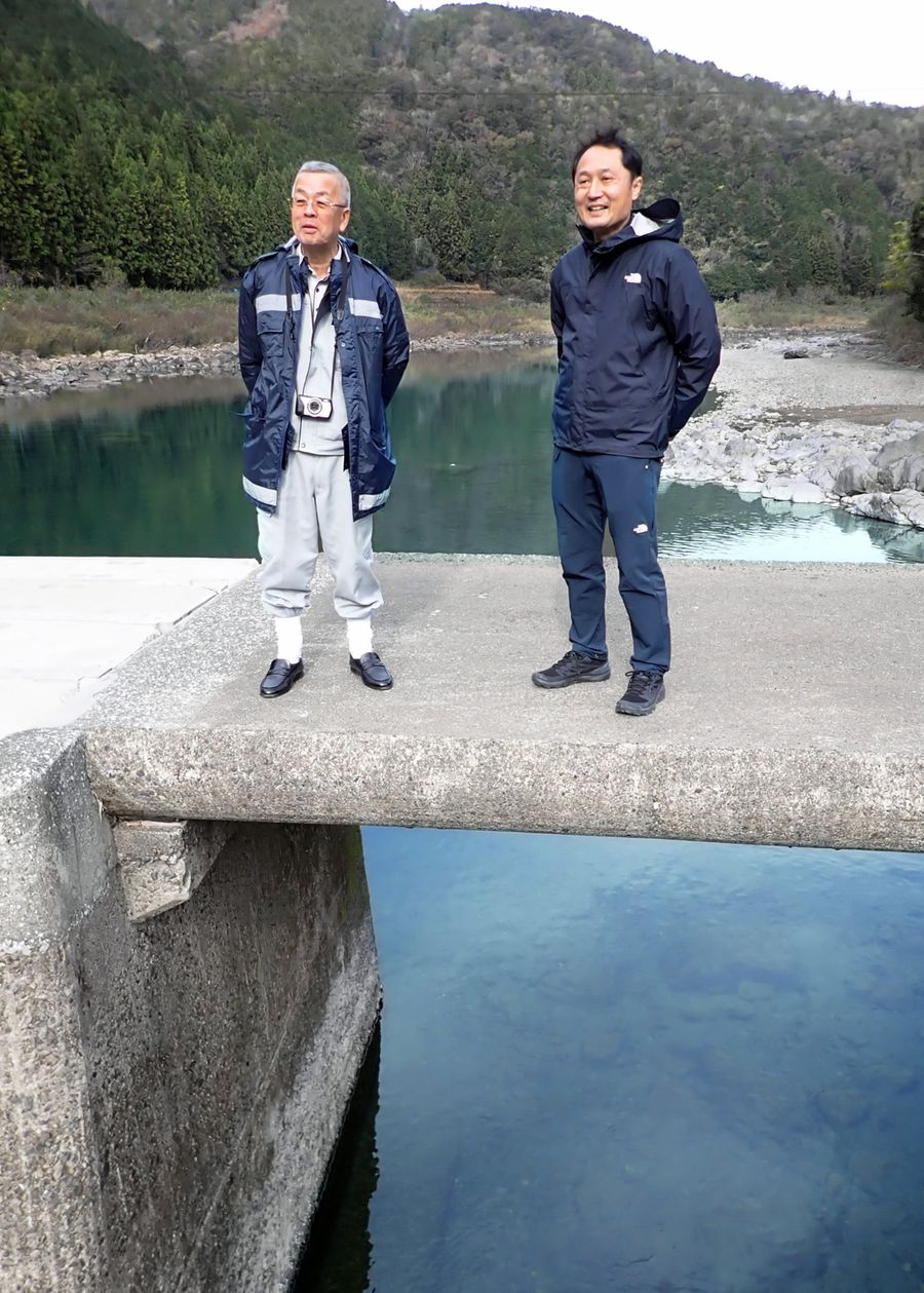 里川沈下橋で語り合う金谷光人組合長＝左＝と岡田将治教授。「四万十川の再生へ、われわれの世代で何ができるのか？」（四万十町浦越＝山下正晃撮影）