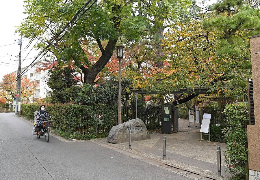 閑静な住宅街にある庭園。かつては雑木林に囲まれた、のどかな郊外だったという