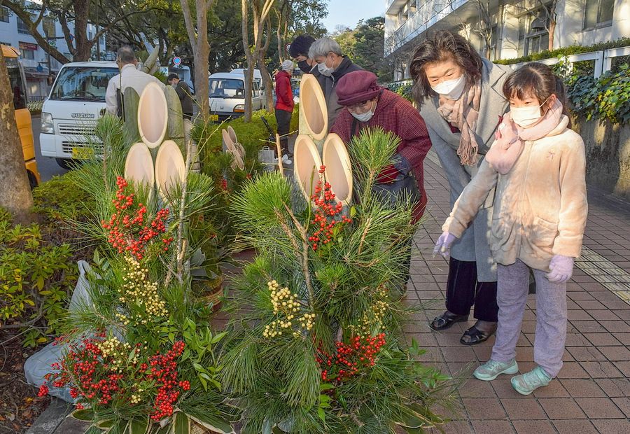 正月準備の客でにぎわうしめ縄市(高知市追手筋2丁目)