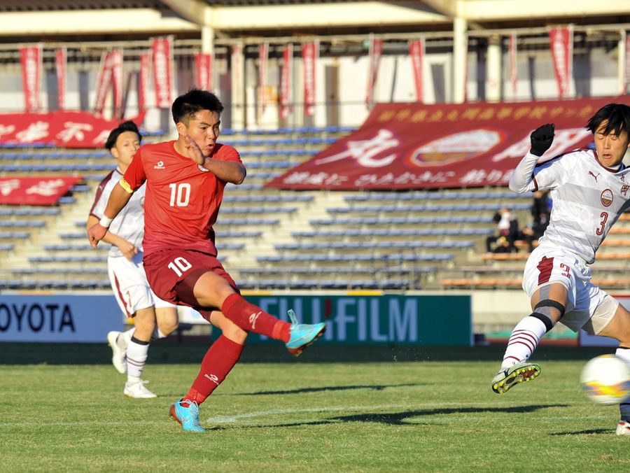 【丸岡―高知】後半13分、高知の角田(10)が右足で決めて1―1の同点に追い付く(千葉県立柏の葉公園総合競技場)