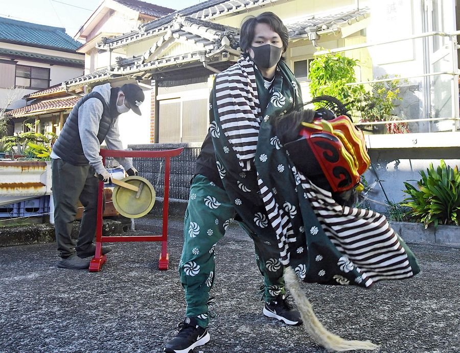 地区を巡回し、獅子舞を披露する高校生ら（土佐清水市中浜）