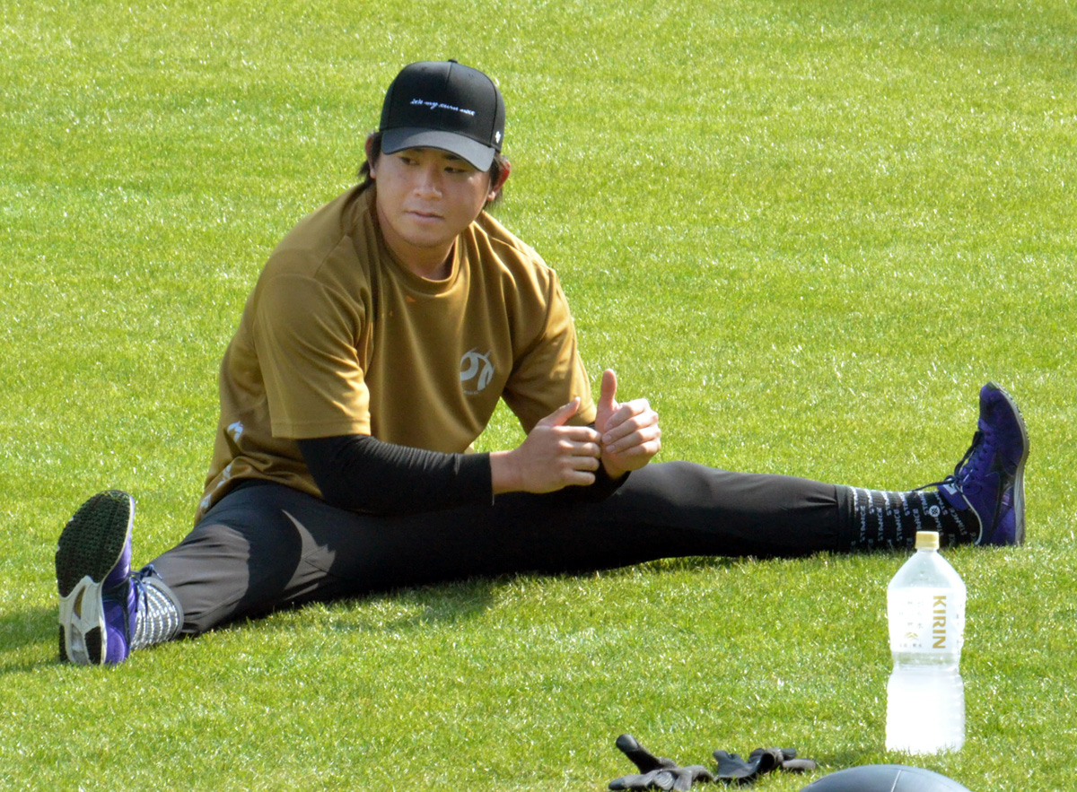 今永昇太選手 今永昇太投手（DeNA）、坂倉将吾捕手（広島）ら県内で汗