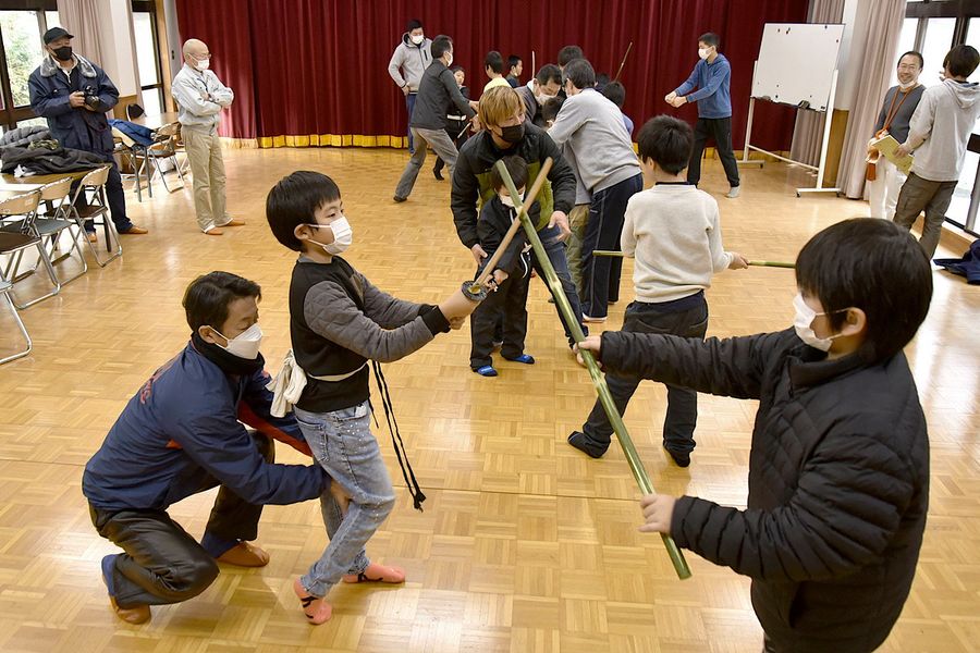 秋葉まつりに向けて太刀踊りの稽古をする子どもたち（写真はいずれも仁淀川町の沢渡多目的集会施設）