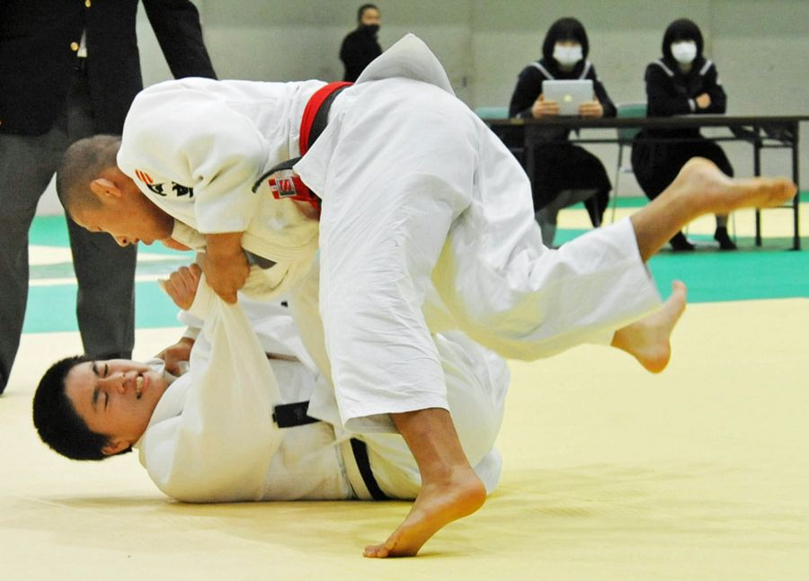 【男子決勝　岡豊―中村】中堅戦、岡豊・国田＝上＝が中村・宗崎に内股で一本勝ち。優勝を決める（県武道館）