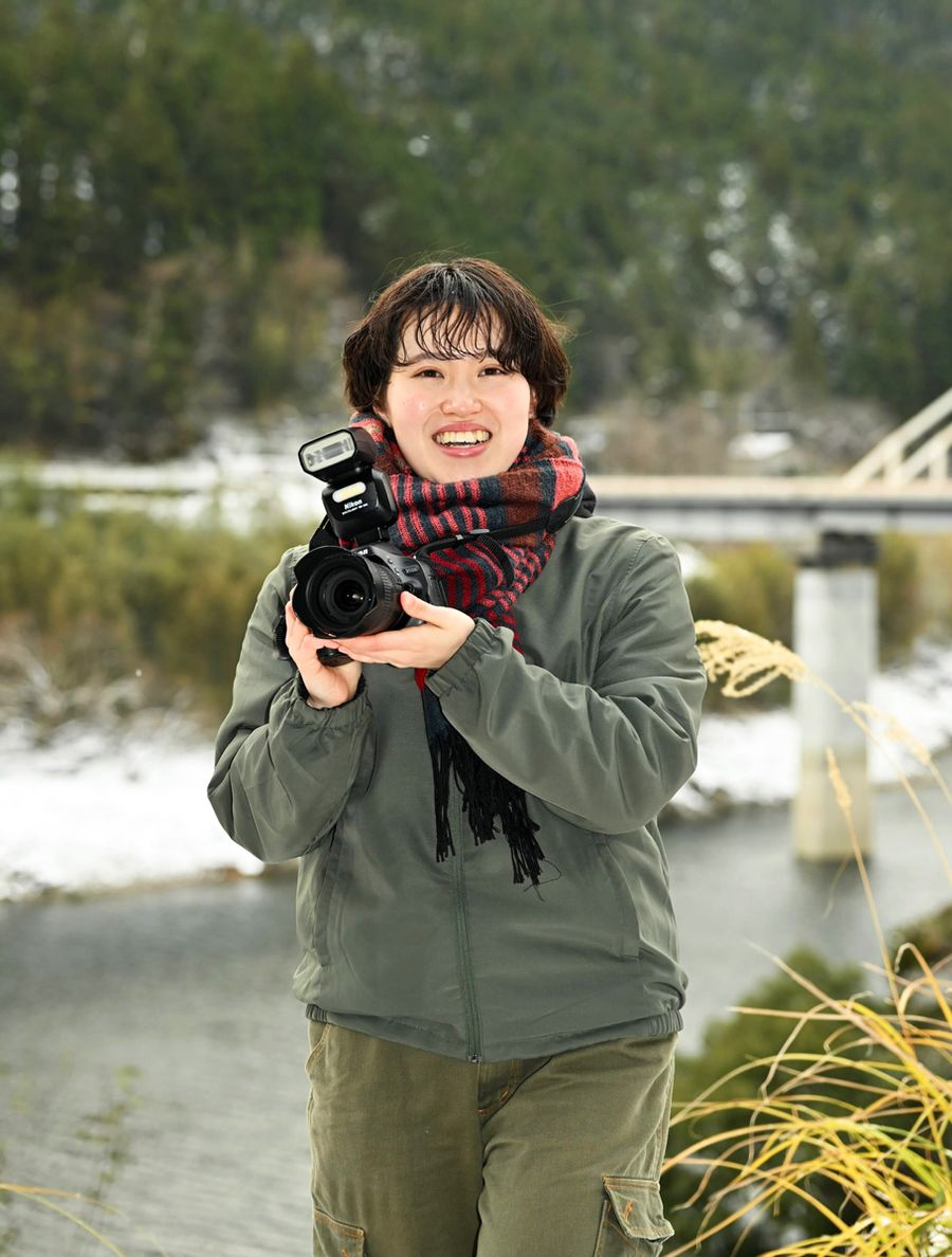 「人は少ないけど、流れている空気は温かい」と村の魅力を語る大沼花依さん（大川村小松の早明浦ダム湖前）