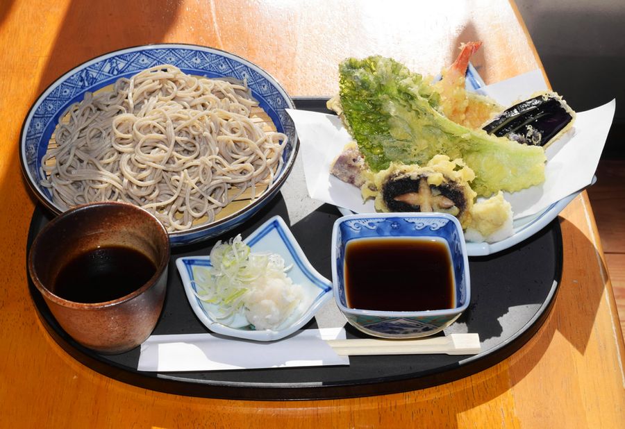 人気の天もりそば。県外から食べに来る人もいる