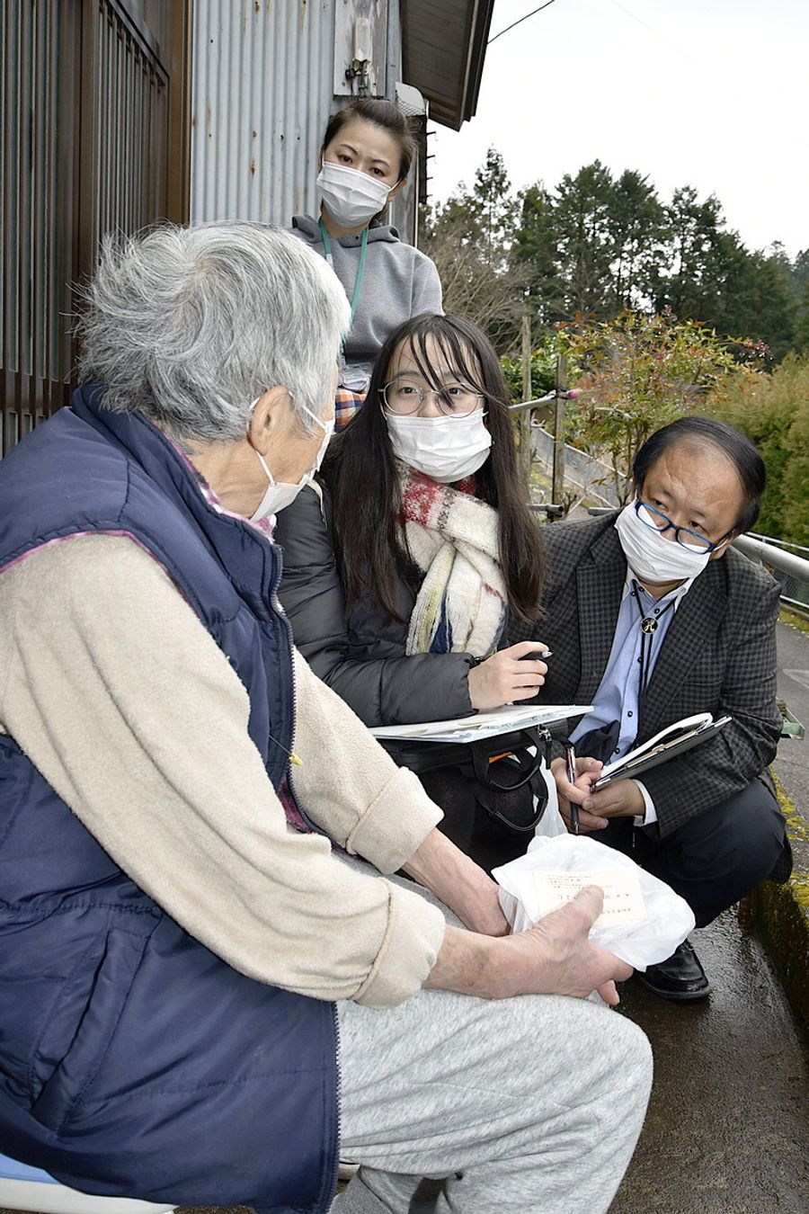 高齢者に聞き取り調査を行う高知県立大学の学生ら（仁淀川町北川）