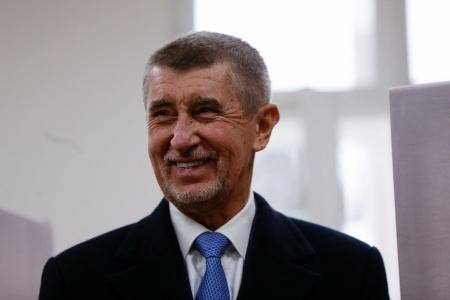 チェコ大統領選、前首相らリード 決選投票の公算 高知新聞