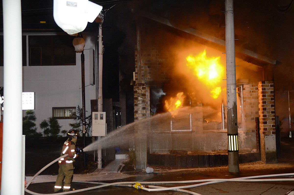 従業員寮をほぼ全焼、ベトナム人女性5人避難 高知県須崎市 | 高知新聞