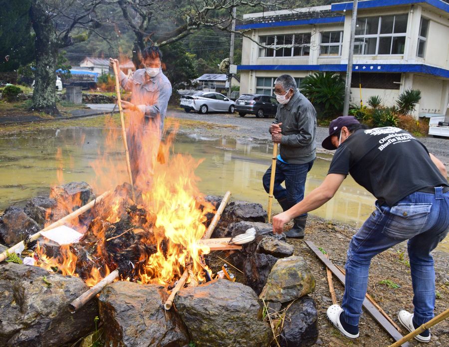 「さぎっちょ」で正月飾りを火にくべる住民ら（大月町の旧橘浦小学校）