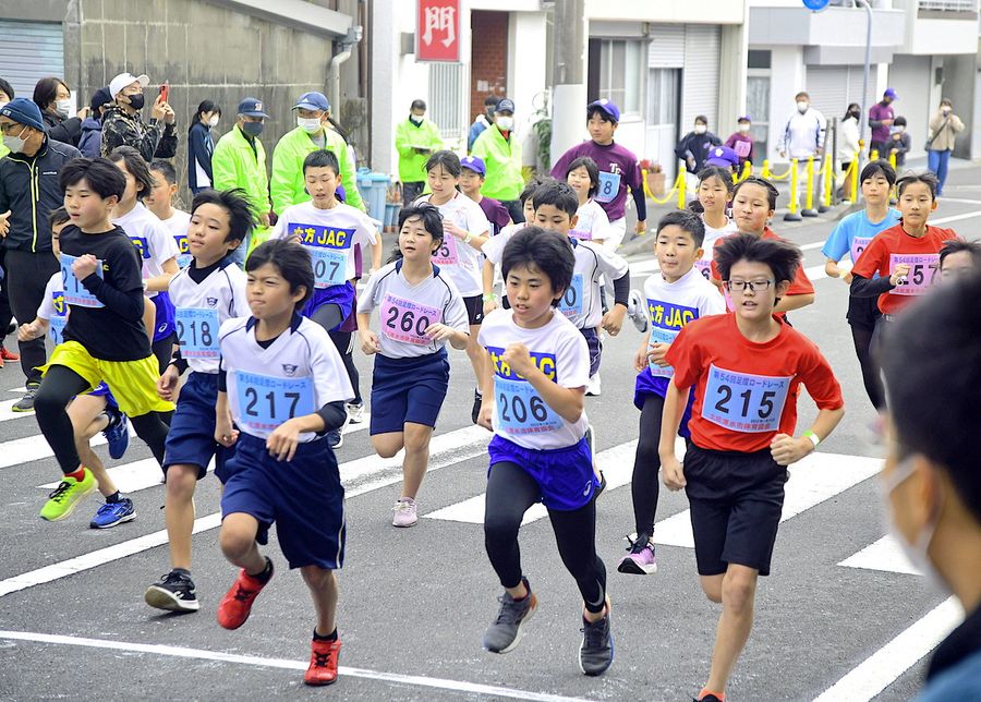 市民らの激励を受けて力走するランナー（土佐清水市寿町）