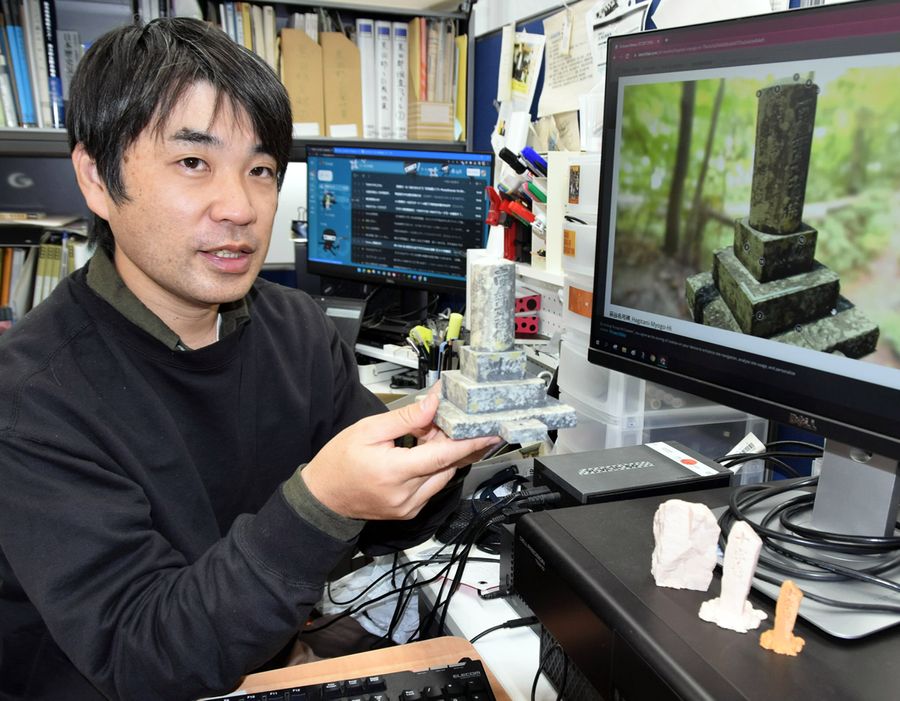 地震碑の3D保存に取り組む谷川亘さん(南国市の高知コア研究所)