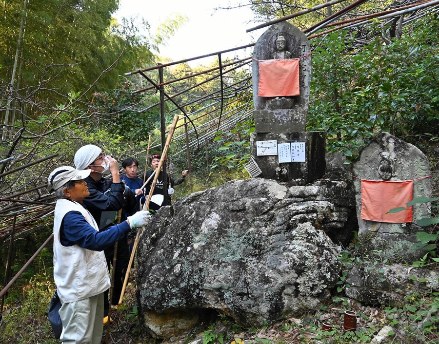 ミニ八十八カ所を巡礼し、道を確認するメンバーら（高知市五台山）