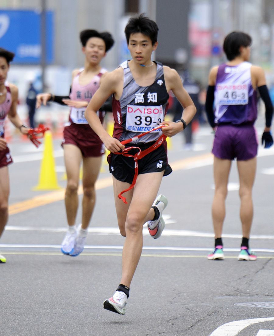 高知の２区山本聖也から３８位でたすきを受け、走り出す３区篠川史隆（広島市佐伯区の第２中継所）