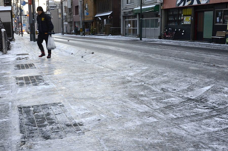 ２５日は県内１６観測地点全てで氷点下を記録。道路も凍結した（同日午前７時半ごろ、四万十市中村大橋通４丁目）