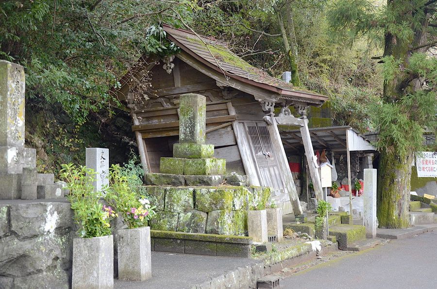 山の斜面に向かって傾いているお馬堂（須崎市須崎）