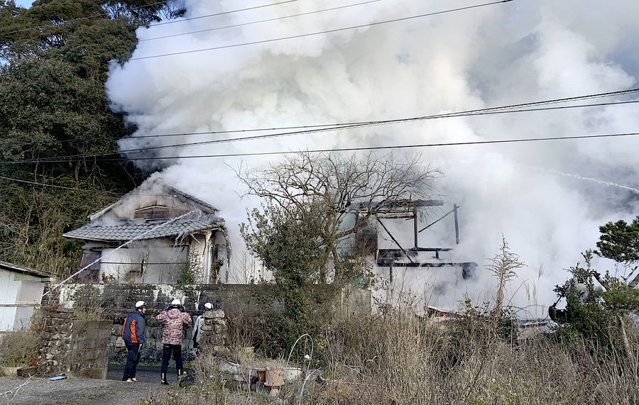 空き家を全焼した火災現場（２５日午後４時２０分ごろ、四万十市蕨岡）