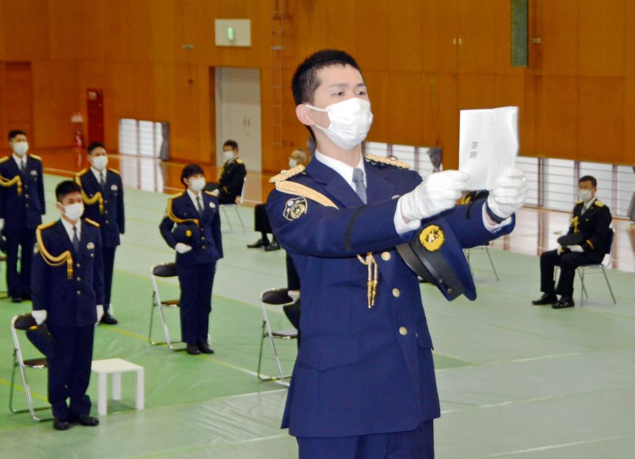 卒業生を代表して答辞を述べる岡田拓磨巡査（南国市の県警察学校）