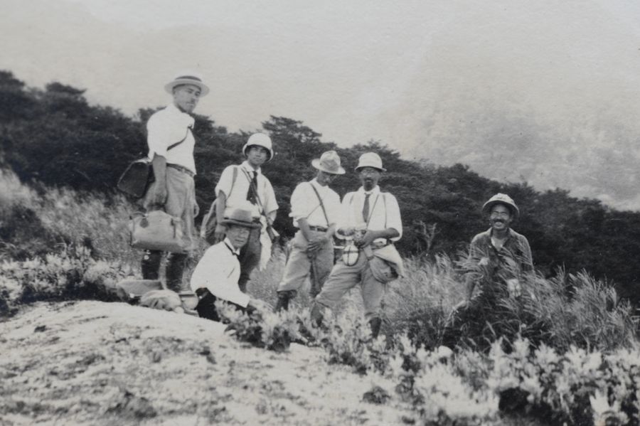 箱根にて。左より久内清孝、朝比奈泰彦、緒方正資、木村雄四郎、佐々木舜一、前列は牧野富太郎（大正15年、個人蔵）