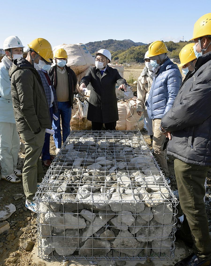 蛇籠の構造を熱心に学ぶネパールの視察団員ら(いの町八田)