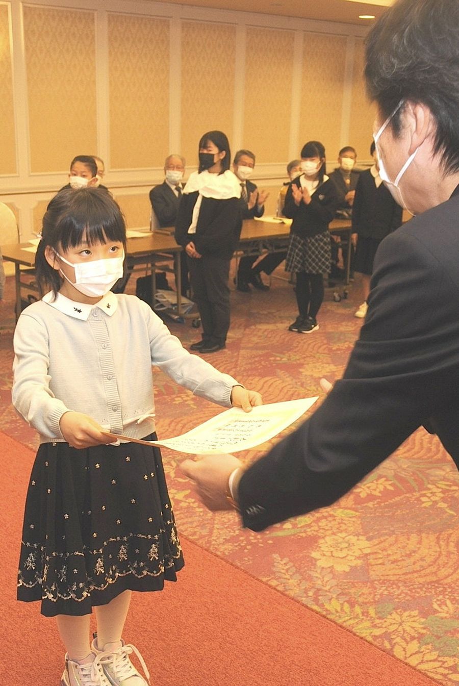 表彰状を受け取る小学生（高知市の高知会館）