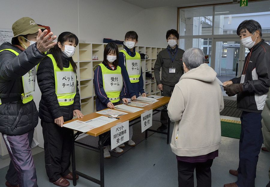 災害時の避難所運営の手順を確かめる参加者(香南市の香我美中学校)