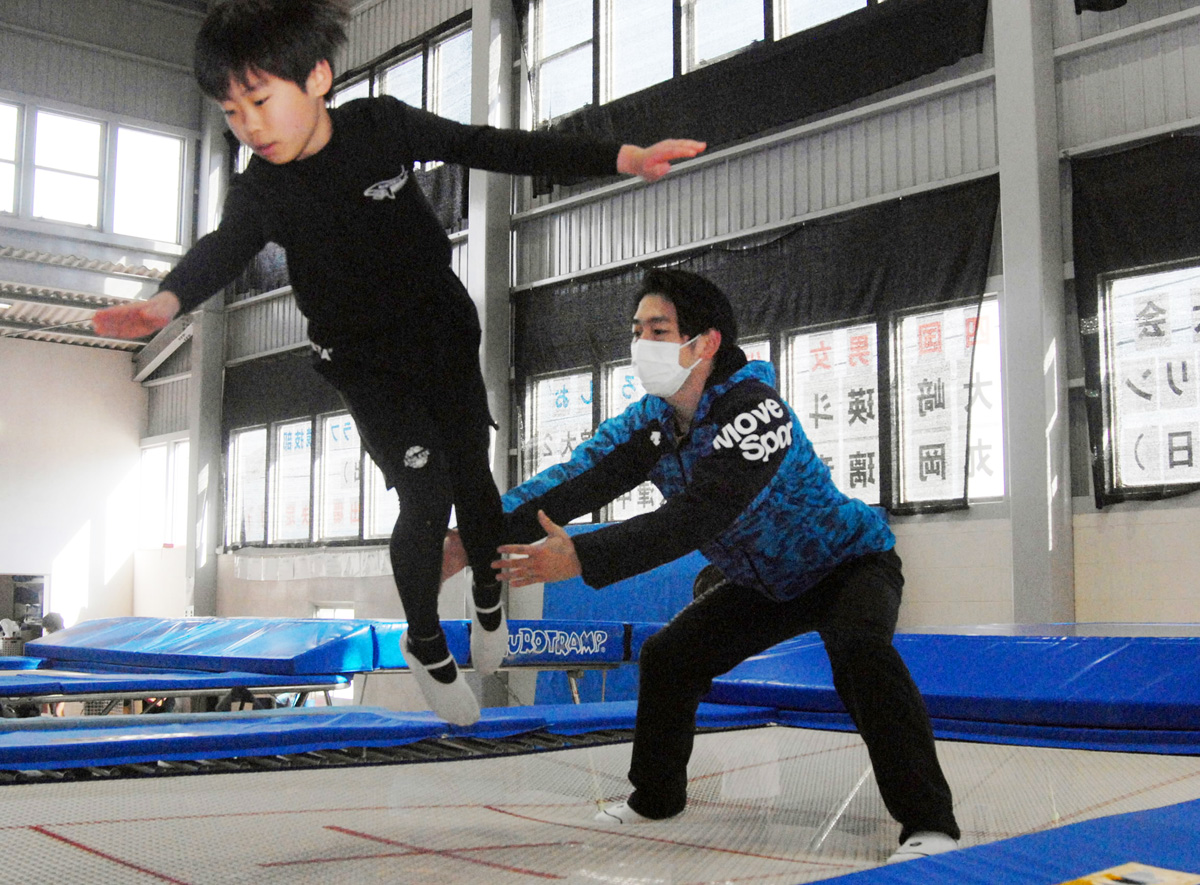 トランポリン第一人者、上山容弘さんが来高 元五輪選手が高知市で