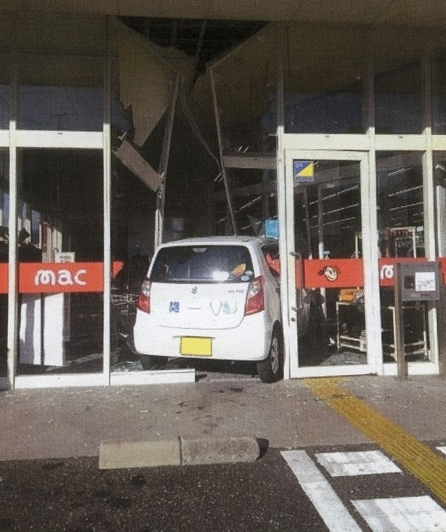 店舗に突っ込んだ軽乗用車(30日午後3時15分ごろ、高知市高須東町=高知東署提供)