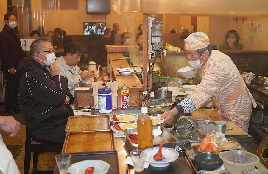 最終日の店内。ひっきりなしに客が訪れた(写真はいずれも高知市本町2丁目のラーメン天馬)