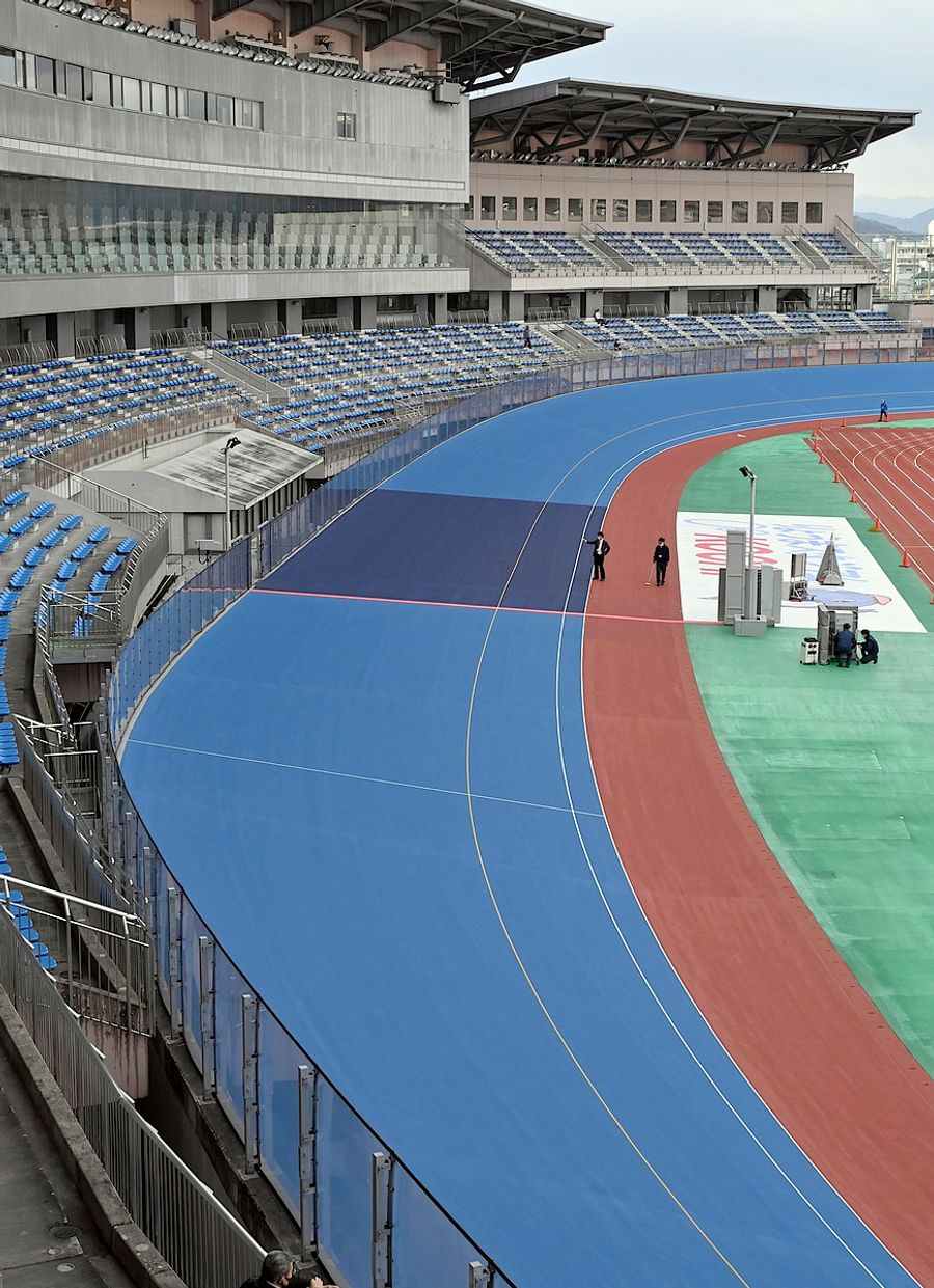 鮮やかな青の真新しいバンク（高知市大原町の高知競輪場）