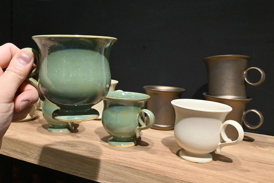 県内の作家のアート作品も並びます。落ち着いた色味のカップは、軽くて持ちやすいことも特徴