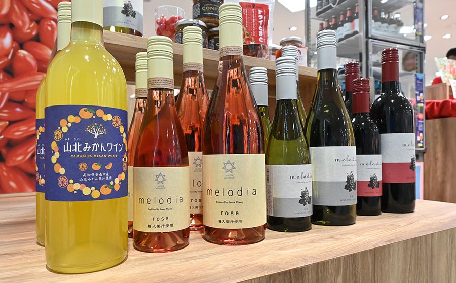赤、白、ロゼ、山北みかん…。井上ワイナリーこだわりの商品が購入できます