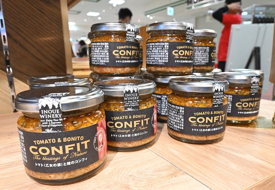 おつまみもあります。これはトマトと鰹のコンフィ