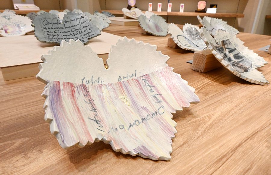 ブドウの葉をかたどった皿に絵を描いた作品。絵柄は１枚ずつ違います。お気に入りを見つけましょう！