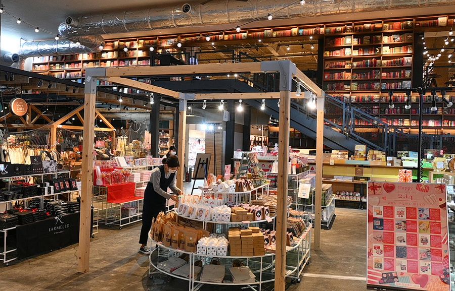 「高知　蔦屋書店」には１６ブランドからチョコレートやお菓子がずらり