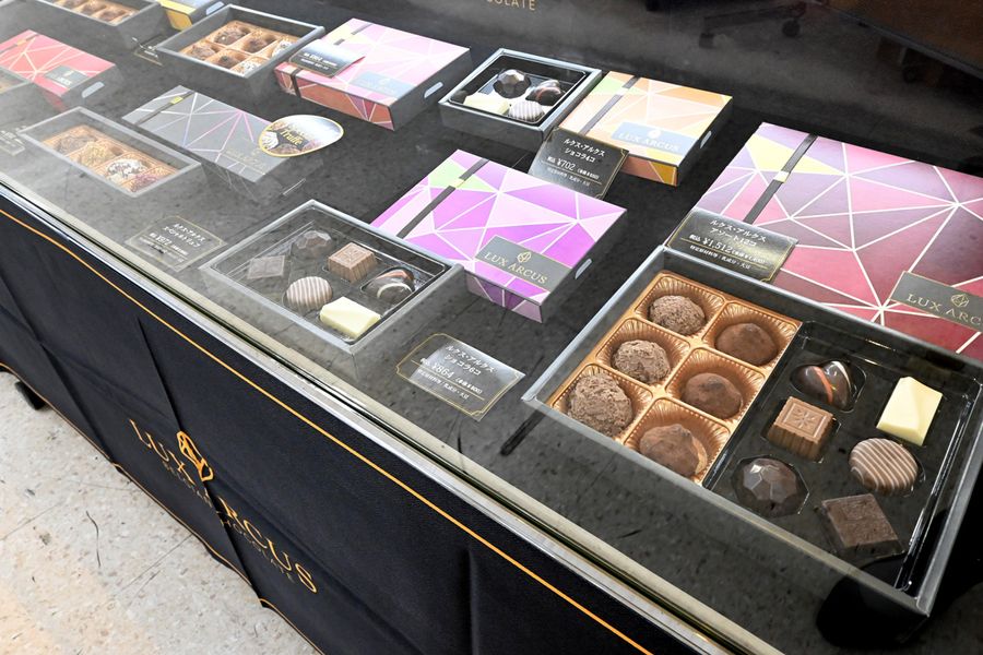 ショーウインドーの中でチョコレートがきらめいています